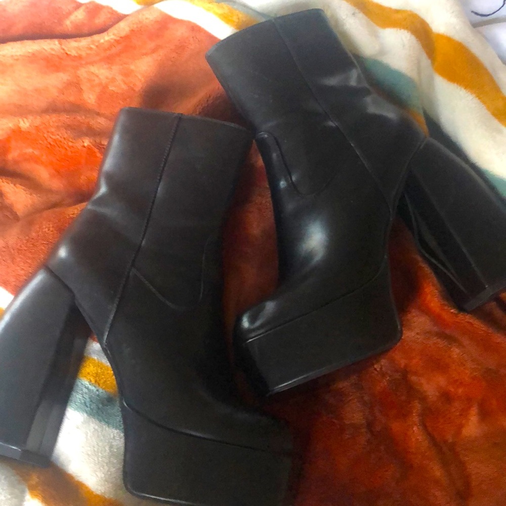 Platform heels 4 1/2 inch black left boot zipper is broken